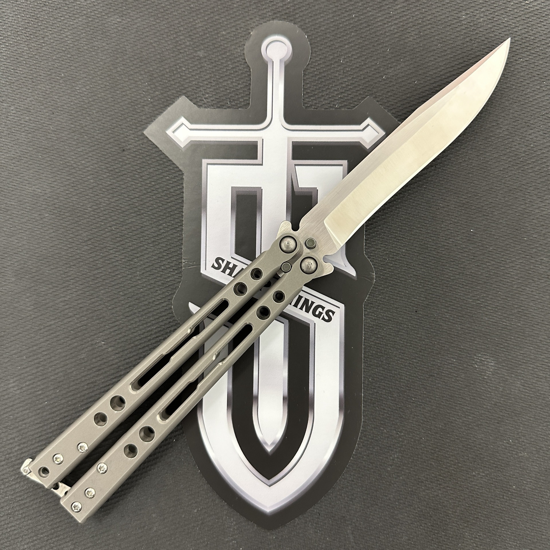 Hom Design - Pre-Owned - HOMSPETI - Specter - Satin S35VN Clip Point - 2 Tone Gray Titanium - Image 2