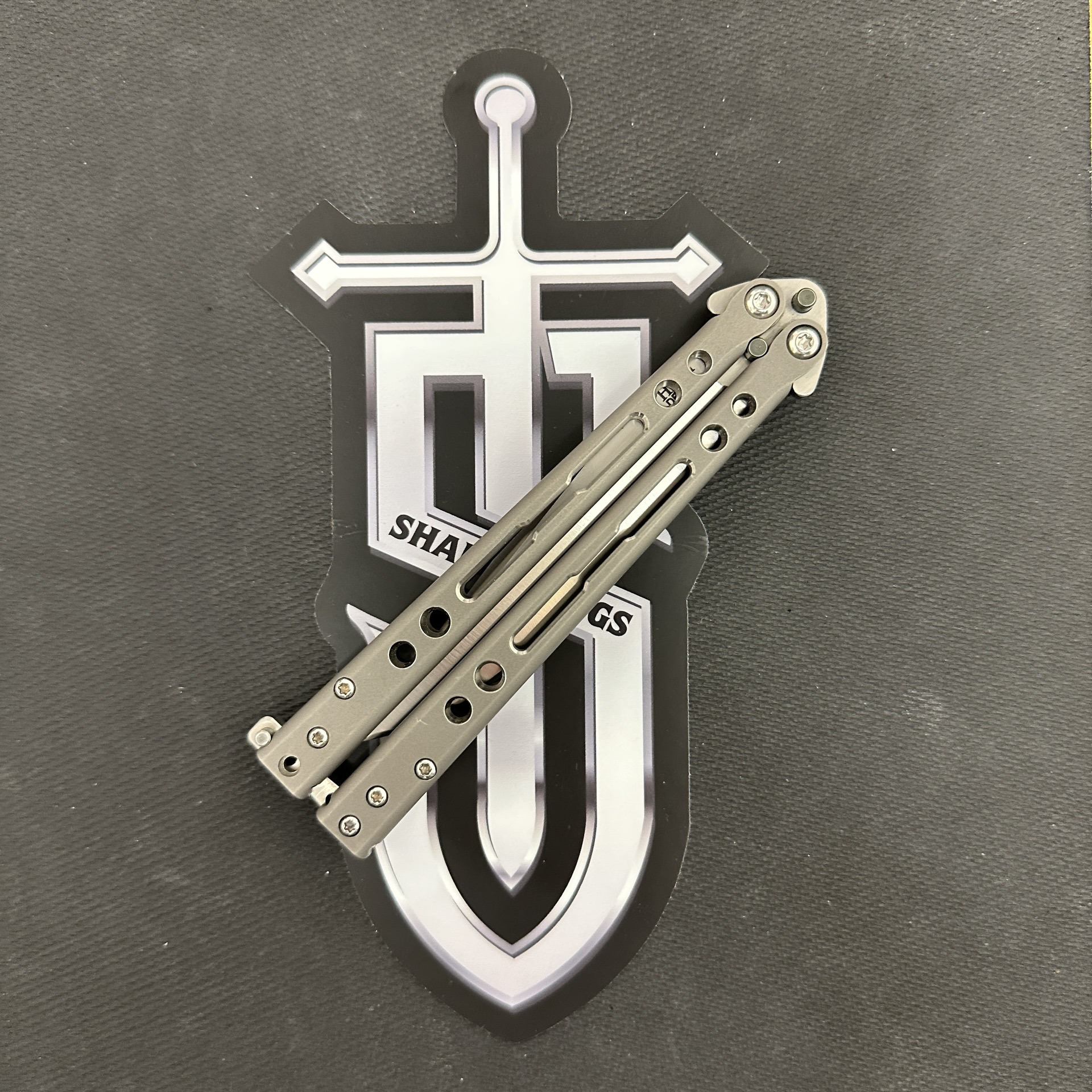 Hom Design - Pre-Owned - HOMSPETI - Specter - Satin S35VN Clip Point - 2 Tone Gray Titanium - Image 4